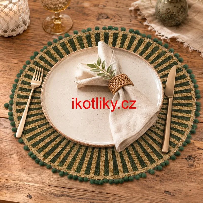Kulatá jutová podložka pod talíř zelená s bambulkami 37 cm