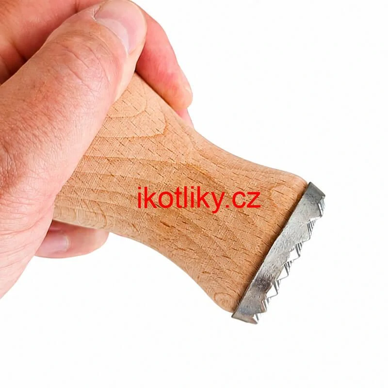 Ruční tlouček na maso s dřevěnou rukojetí