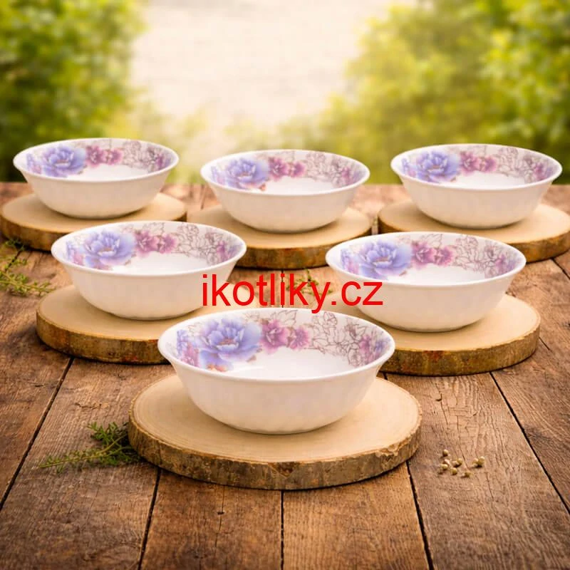 Sada 6 dřevěných podnosů z přírodního plátku dřeva s kůrou Ø 20–24 cm